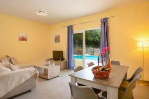 Μια τηλεόραση ή/και κέντρο ψυχαγωγίας στο Villa Kambos Saint Stephanos