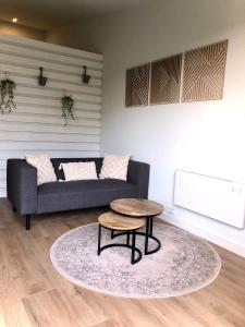 WestdorpeにあるFarmhouse Bintje met Aircoのソファとテーブルのあるリビングルーム +11枚の写真