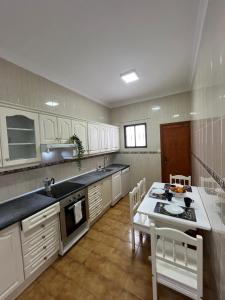 Coliving Villa El Gago的厨房或小厨房