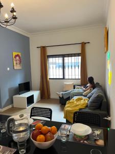 大加那利岛拉斯帕尔马斯Coliving Villa El Gago的一位女士坐在客厅的沙发上