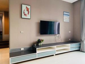 TV in/ali zabaviščno središče v nastanitvi Huang Su Villa 5 皇宿5号泳池别墅