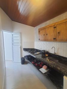 una cucina con fornelli e piano di lavoro di Suítes Quintal de Lázaro 1 a Ubatuba