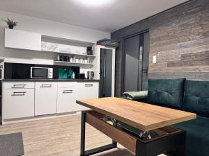 una sala de estar con un sofá y una mesa en Leśne SPA pod Warszawą, en Wólka Radzymińska