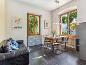 een woonkamer met een bank en een tafel bij Apartment Egner- Apt-Steintisch by Interhome in Muralto
