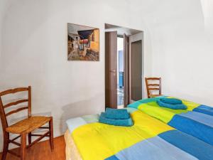 een slaapkamer met een bed met blauwe kussens erop bij Apartment Egner- Apt-Steintisch by Interhome in Muralto +22 foto's