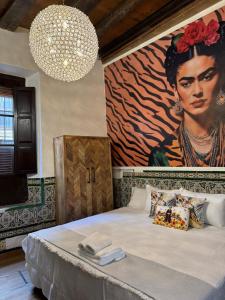 une chambre avec un grand tableau sur le mur dans l'établissement Casa Señorial Piedrachica, à Séville
