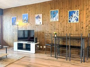 TV a/nebo společenská místnost v ubytování Studio Beau-Site by Interhome