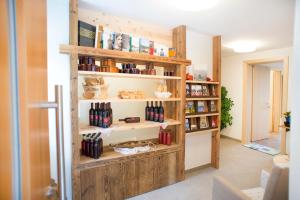 een kamer met een plank met diverse artikelen erop bij Prünsterhof Schenna in Schenna