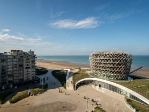Blick auf ein Gebäude und den Strand in der Unterkunft Apartment Ravenna by Interhome in Middelkerke
