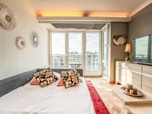 ein Schlafzimmer mit einem großen Bett und einem großen Fenster in der Unterkunft Apartment Ravenna by Interhome in Middelkerke + 11 Fotos