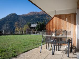 オヴロナにあるApartment Seya 15 by Interhomeの庭付きポーチのテーブルと椅子 +9枚の写真