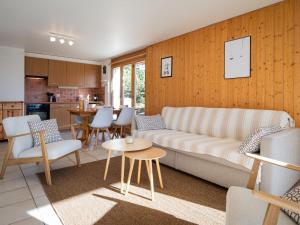 オヴロナにあるApartment Seya 15 by Interhomeのソファとテーブルのあるリビングルーム