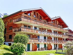 オヴロナにあるApartment Seya 15 by Interhomeのバルコニー付きの大きな木造の建物