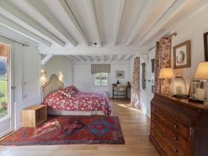 una camera con letto e cassettiera di Holiday Home 2 Chaumières normande by Interhome a Le Perrey