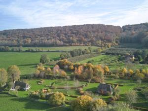 una vista aerea di una fattoria sulle colline di Holiday Home 2 Chaumières normande by Interhome a Le Perrey