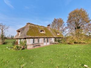 una vecchia casa con un tetto in erba su un campo di Holiday Home 2 Chaumières normande by Interhome a Le Perrey