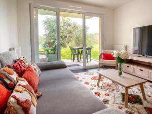 un salon avec un canapé, une télévision et une table dans l'établissement Apartment Atlantica-2 by Interhome, à Pornic