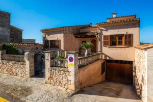 a house with a gate and a garage at Villalonga in Maria de la Salut