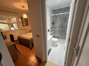 a bathroom with a sink and a toilet in a room at Habitación con baño privado y jardín Cerca de las playas in Boó de Piélagos +24 photos