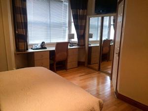 A bed or beds in a room at Thameside Hotel 