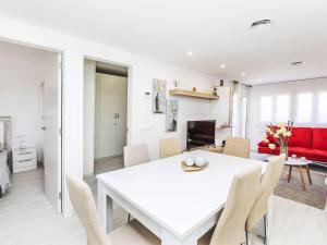 Ruang duduk di Apartment El velero by Interhome +20 gambar