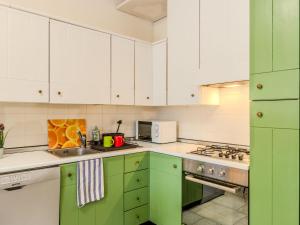 Kuchyň nebo kuchyňský kout v ubytování Apartment Anna by Interhome