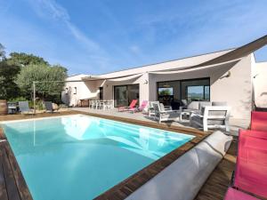 een zwembad met stoelen en een huis bij Villa Villa Lamas by Interhome in Sainte-Lucie de Porto-Vecchio