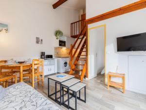 Η κουζίνα ή μικρή κουζίνα στο Holiday Home Les Charmilles-13 by Interhome