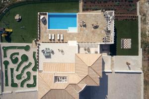 Karousa Villa - A luxury retreat with stunning views, by Zantewize في Anafonítria: منظر جوي لمنزل به حوض سباحة