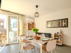 ein Esszimmer mit einem weißen Tisch und Stühlen in der Unterkunft Apartment Soleil couchant by Interhome in Mimizan