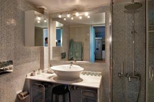 ein Badezimmer mit Waschbecken und Dusche in der Unterkunft Acropolis Luxury Apartment with Balcony in Athen + 15 Fotos