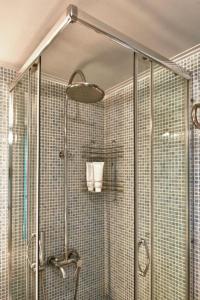 eine Dusche mit Glastür im Badezimmer in der Unterkunft Acropolis Luxury Apartment with Balcony in Athen