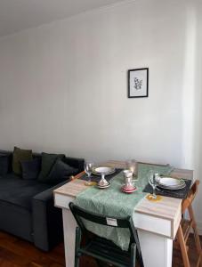 Зображення з фотогалереї помешкання Eiffel Tower View Haussmanian Charm 2min walk from the Eiffel Tower gardens у Парижі