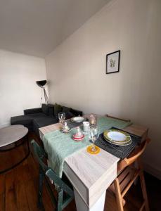 Зображення з фотогалереї помешкання Eiffel Tower View Haussmanian Charm 2min walk from the Eiffel Tower gardens у Парижі