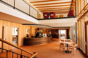 una hall con tavoli e sedie e una cucina di Bildungshaus Arbogast a Götzis