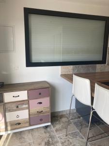 Μια τηλεόραση ή/και κέντρο ψυχαγωγίας στο Studio neuf a la campagne a 10 minutes des plages de mediterranée