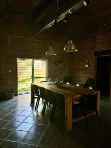 Un comedor con mesa y sillas de madera. en Casita de Cuesta, en Villa Icho Cruz
