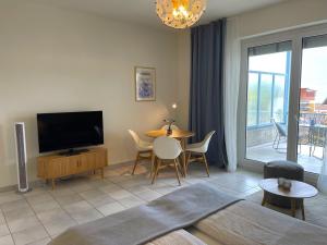 Μια τηλεόραση ή/και κέντρο ψυχαγωγίας στο Azzurro by Fewotessin