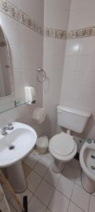 un bagno bianco con WC e lavandino di Hotel Continental a Salta Altre 26 foto