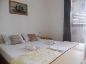 Postel nebo postele na pokoji v ubytování Apartments Ivo