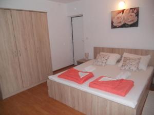 Postel nebo postele na pokoji v ubytování Apartments Ivo