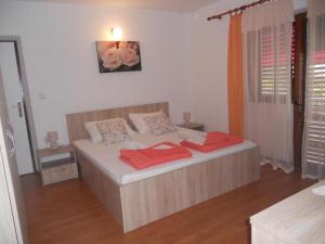 Postel nebo postele na pokoji v ubytování Apartments Ivo