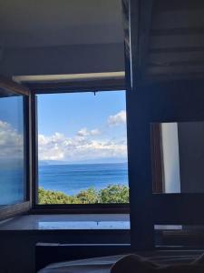 - une fenêtre donnant sur l'océan dans l'établissement Apartment Luki, à Smergo