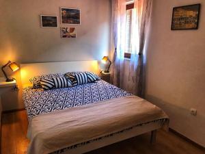 - une chambre avec un lit avec deux oreillers et une fenêtre dans l'établissement Apartment Luki, à Smergo