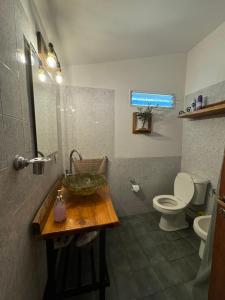 un baño con lavabo e inodoro en Casita de Cuesta, en Villa Icho Cruz 13 fotos más