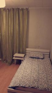 Giường trong phòng chung tại Chambre simple dans une maison