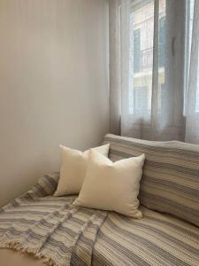 Una cama o camas en una habitación de Central