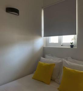 Una cama o camas en una habitación de Central