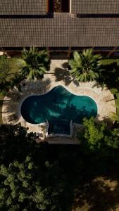 an overhead view of a swimming pool in a yard at Appartement Cascade in Saly Portudal