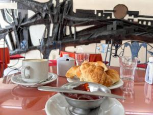 un tavolo con un piatto di croissant e una tazza di caffè di Hotel Continental a Salta